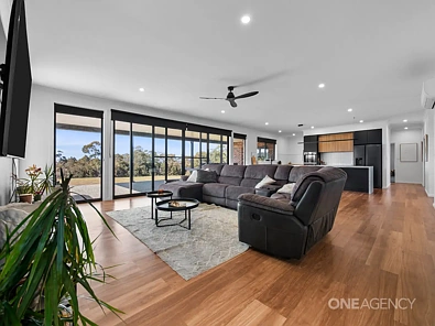 लिविंग रूम - 10 Bower Circuit, Heybridge, TAS 7316