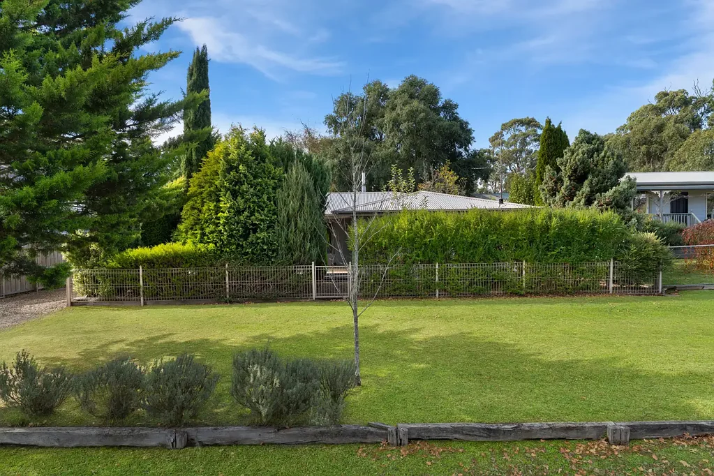 Trentham 4कमरा New price. Delightful renovated family home on half an acre , hugh shed and yard with two street frontages . Opportunity to further develop.