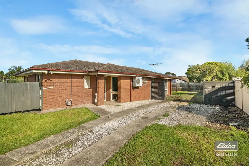Melton West 4 Slaapkamer Spacious Family Living on a Massive 825m² (Approx.) Allotment with Exciting Subdivision Potential- STCA