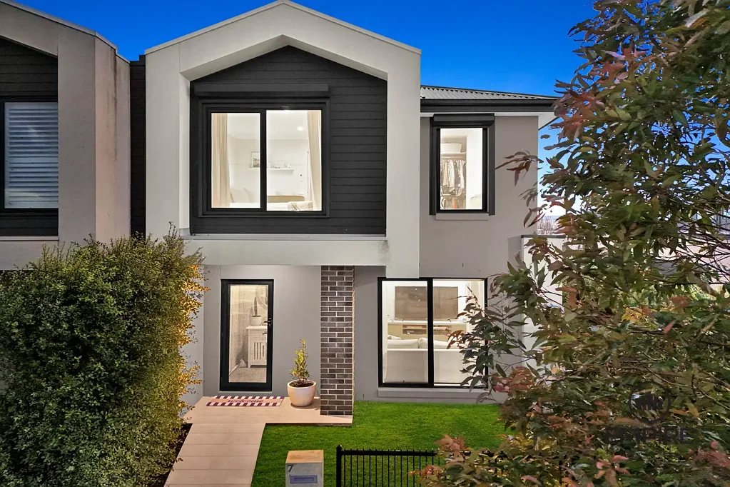 7 Gaolao Walk, Clyde North, VIC 3978