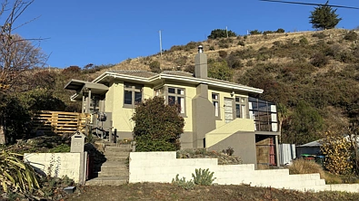 Sunny, cosy living with beautiful Roxburgh views.