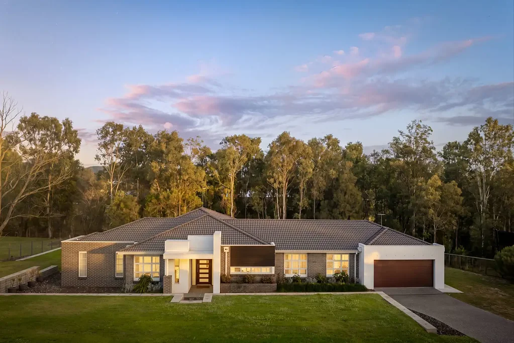 Karalee 4침실 First Time Offered – Immaculate Low-set Living with Privacy, Pool & Picturesque views in Aspect Estate