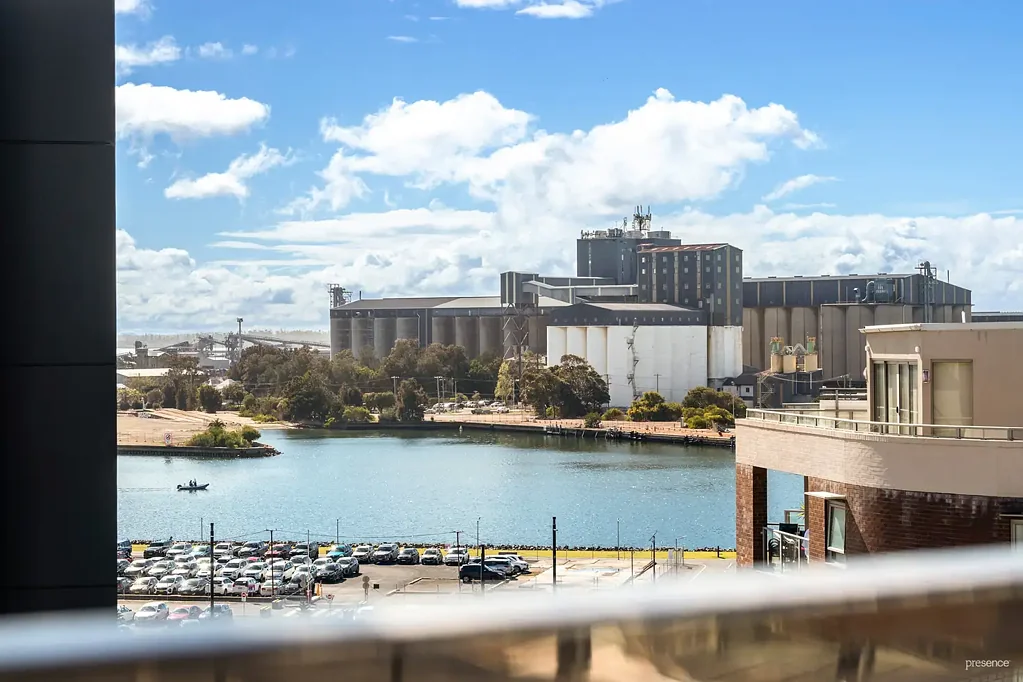 Newcastle West 2 Slaapkamer View-Filled City Elegance in Bespoke Aero Apartments