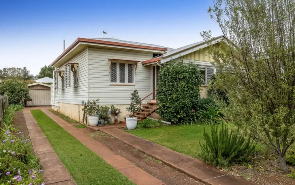 27 Collins Street, Mount Lofty, QLD 4350