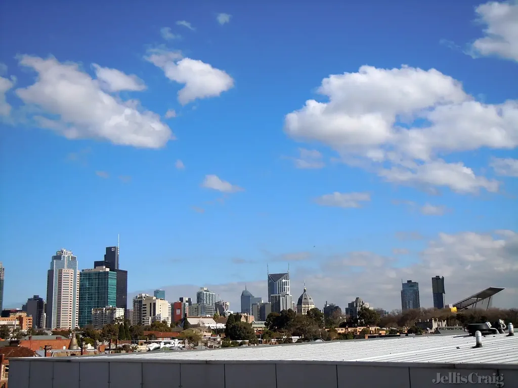 Spacious Top‑Floor Apartment in Prime Fitzroy Location