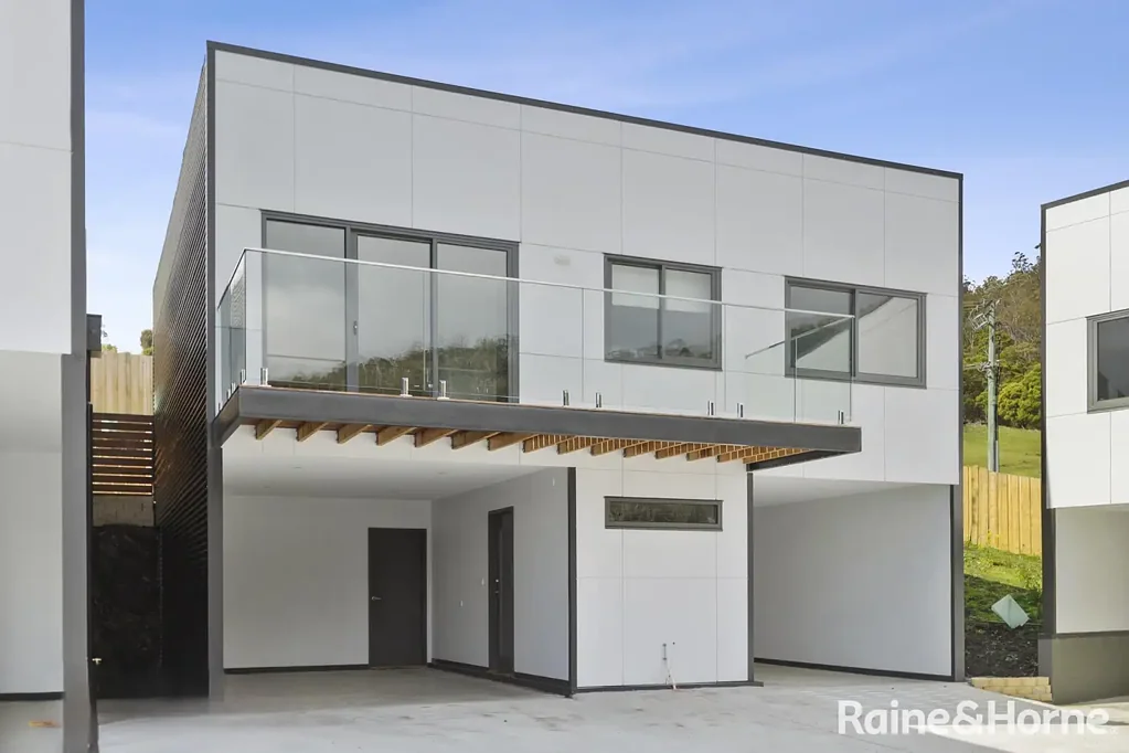 Modern 2 Bedroom Townhouse!