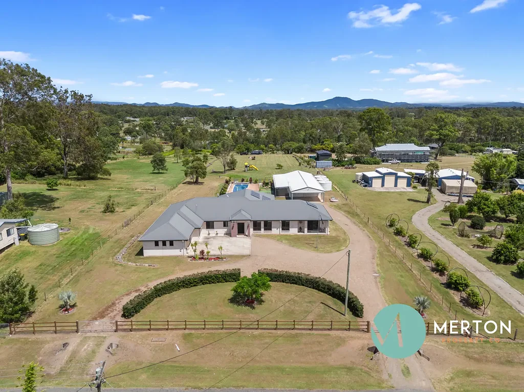Curra 5房  5-Bedroom Stunner with Pool, Shed & Solar