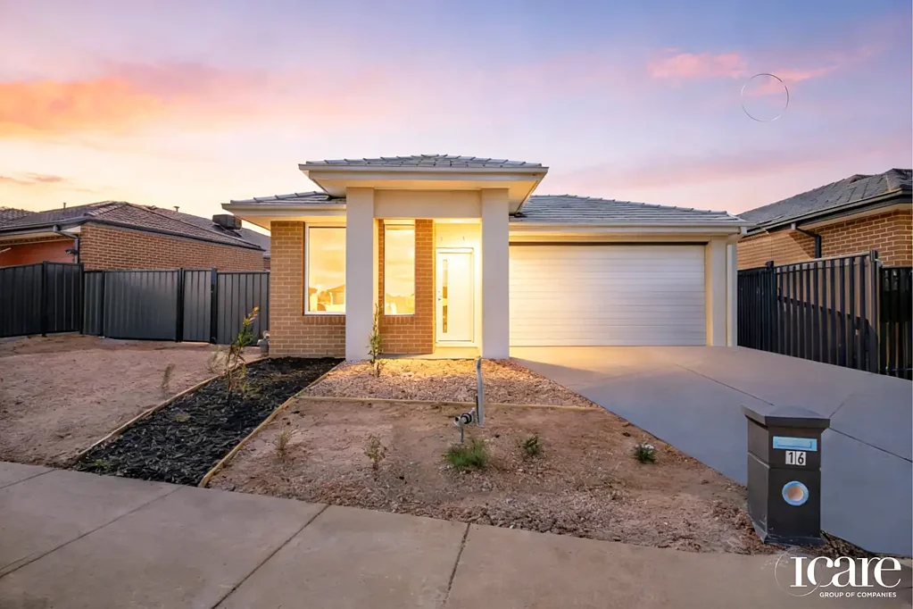 Fraser Rise 4 Bedroom Immaculate 4-Bedroom Family Home with Prime Location and Modern Comforts