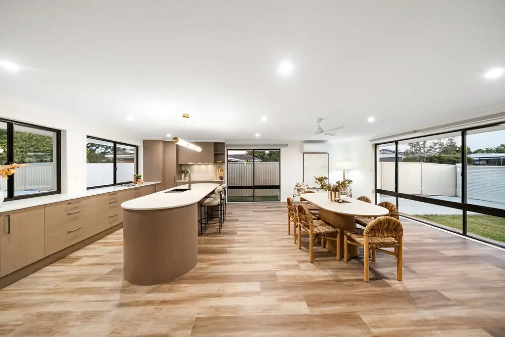 Arundel 4房  Renovated Single-Level Sanctuary Offering Modern Comfort and Charm