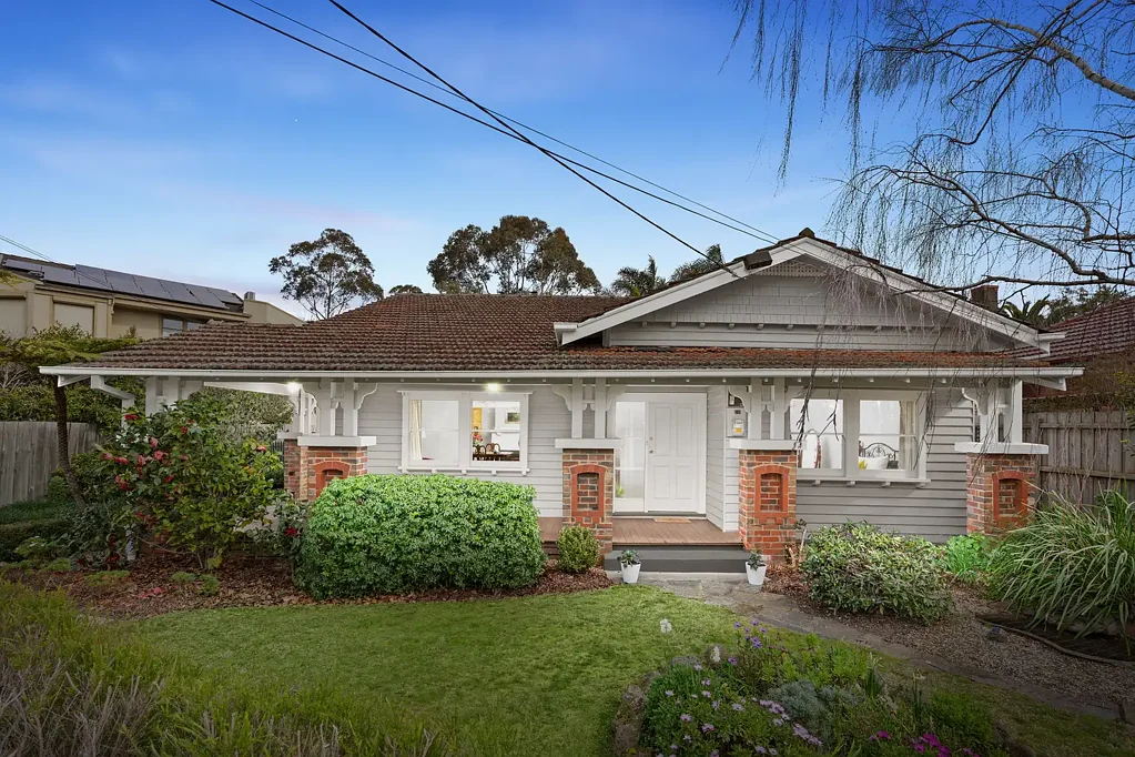 Malvern East 3कमरा Classic Character, Generous Land, Exceptional Potential