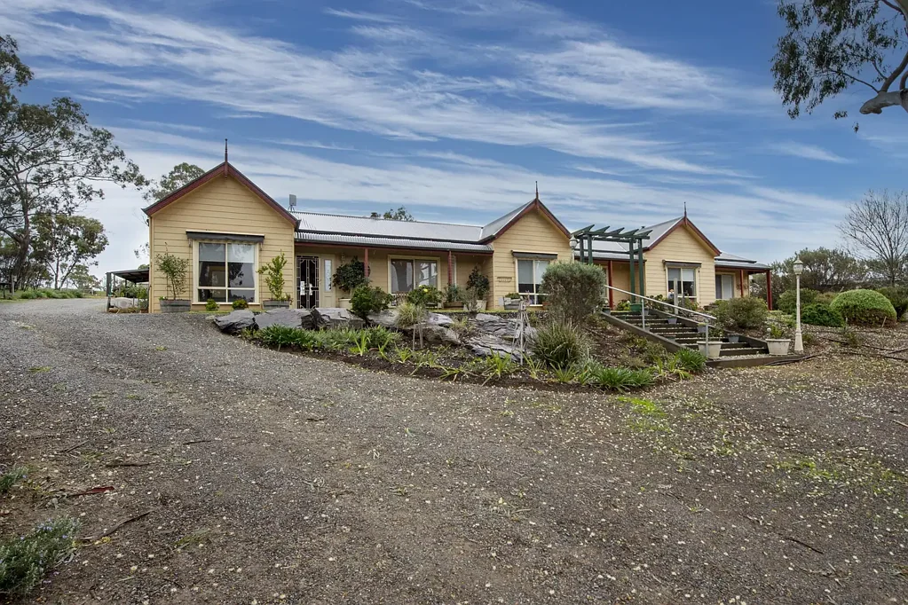 Armagh 6Moenga UNIQUE COUNTRY LIVING AT ITS BEST – TWO HOMES UNDER ONE ROOF