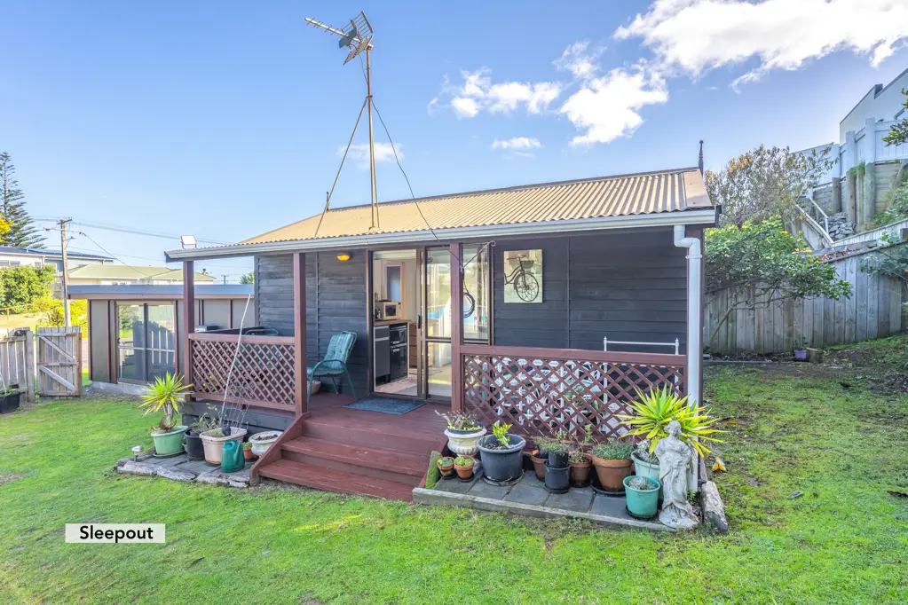 Otaki Beach 3 Bedroom DUAL LIVING BEACH OPPORTUNITY