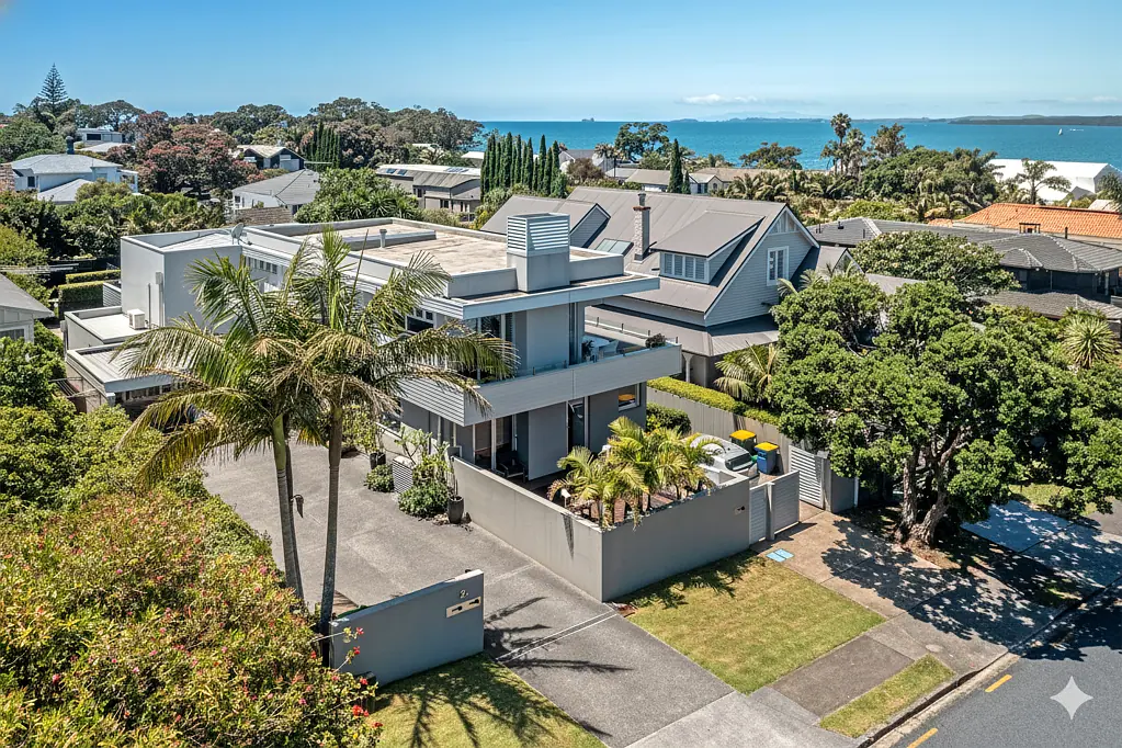 Takapuna 3房 临海侧稀世海岸桃源！高天花引光入室，有顶露台宴乐无边，步行至顶级海滩、咖啡馆与文法学校！ Rare coastal sanctuary on Takapuna's seaward side