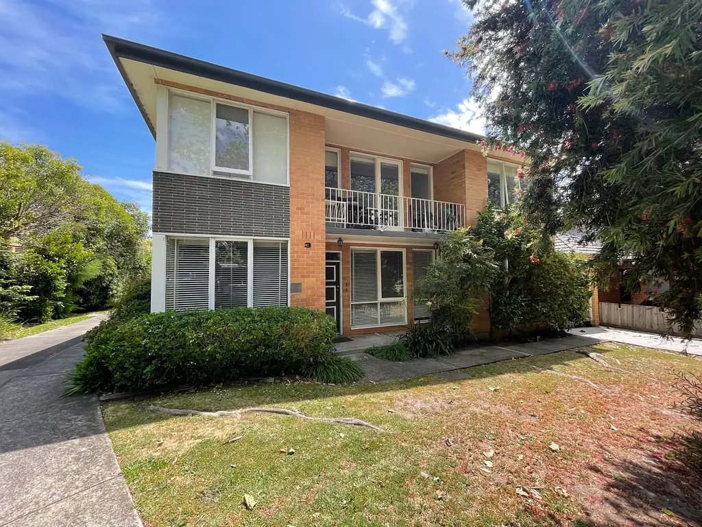 Malvern East 3房 欢迎来到1/3 Dene Avenue，高挑天花板，宽敞厨房，私密户外区域，院内停车位，靠近公园学校交通，享受Malvern East生活。 Stylish & Serene Living in Prime Malvern East