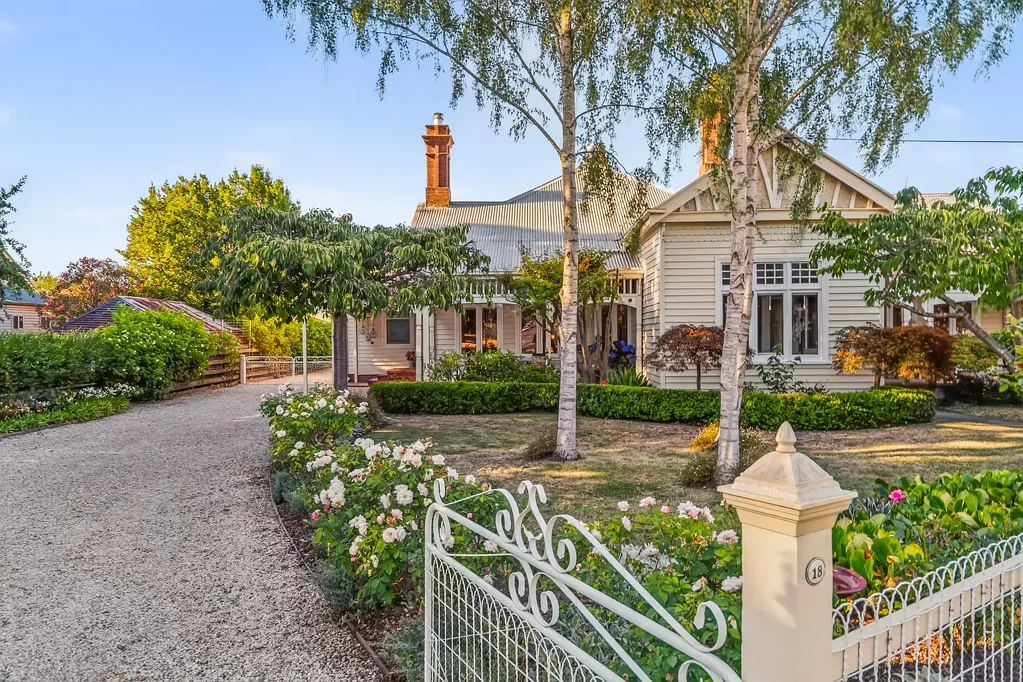 Terang 4 Bedroom Captivating Period Home