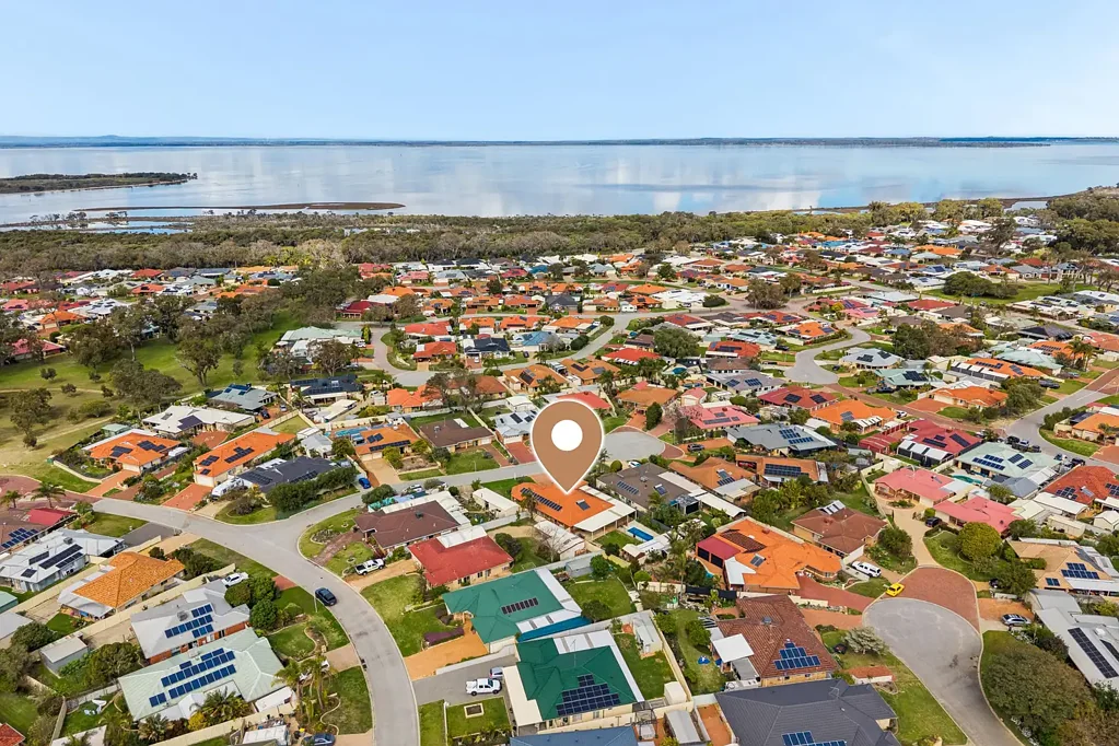 Erskine 4房  Big living. Fresh renos. New pool. Powered shed.
