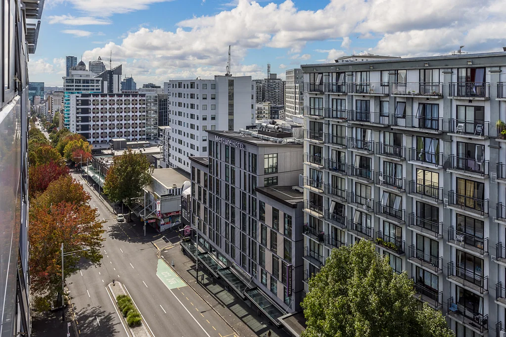 Auckland Central 2房 现代公寓！黄金地段，出门即享城市繁华，步行即达大学/购物中心，自住/投资皆宜！ Modern 2-Bedroom Apt at Queen ST - Prime Location
