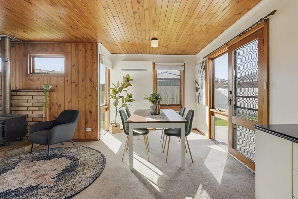 Perth 3 Slaapkamer The perfect first home with a generous backyard, updated interiors with room for additonal vehicles