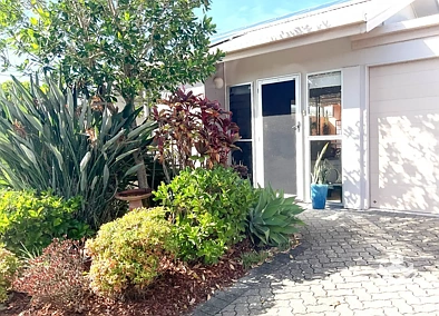 Parrearra 2 Slaapkamer Sun-drenched 2 bed, 2 bath, 2 car villa with dual living spaces in sought-after Kawana Island Villas