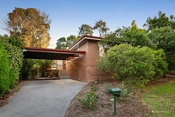 8 Fullwood Parade, Doncaster East