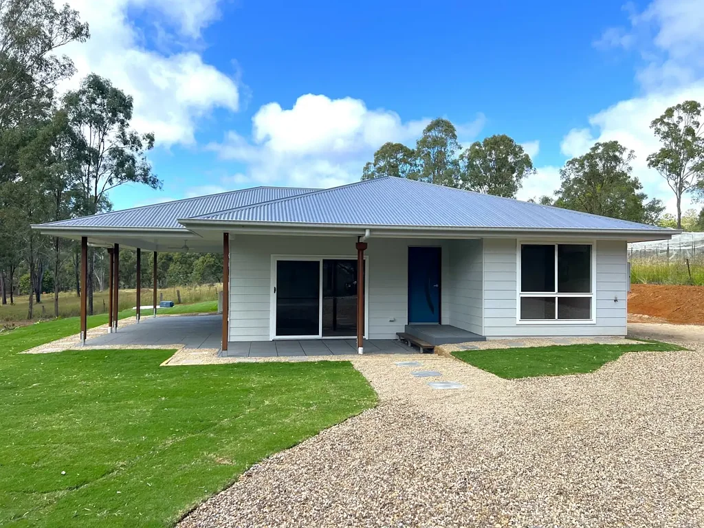 Nanango 4房 全新乡村住宅 私密一英亩地 四卧三卫套间 中央生活区 现代厨房 东北向户外空间 全屋空调宁静环境 Brand New Acreage Living