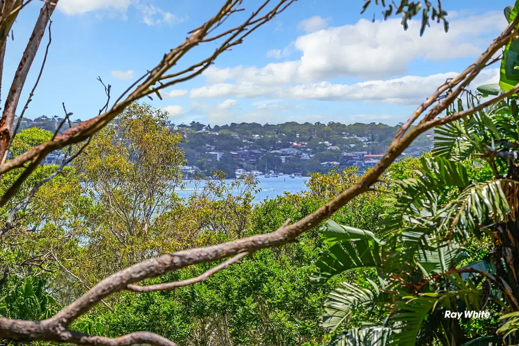 Bundeena 2房 929平地块 双通道便利 朝北水景 开放式生活区 Vergola露台 Falcon厨房 Miele电器 汉普顿浴室 稀有海景位置 A Coastal Dream: Tranquil Garden Sanctuary with Leafy outlook & Water View