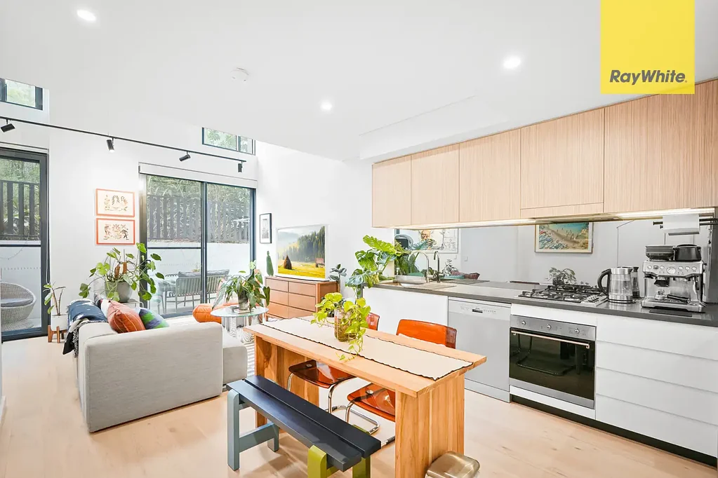 MODERN 2 LEVEL APARTMENT WALK TO METRO AND SHOPS