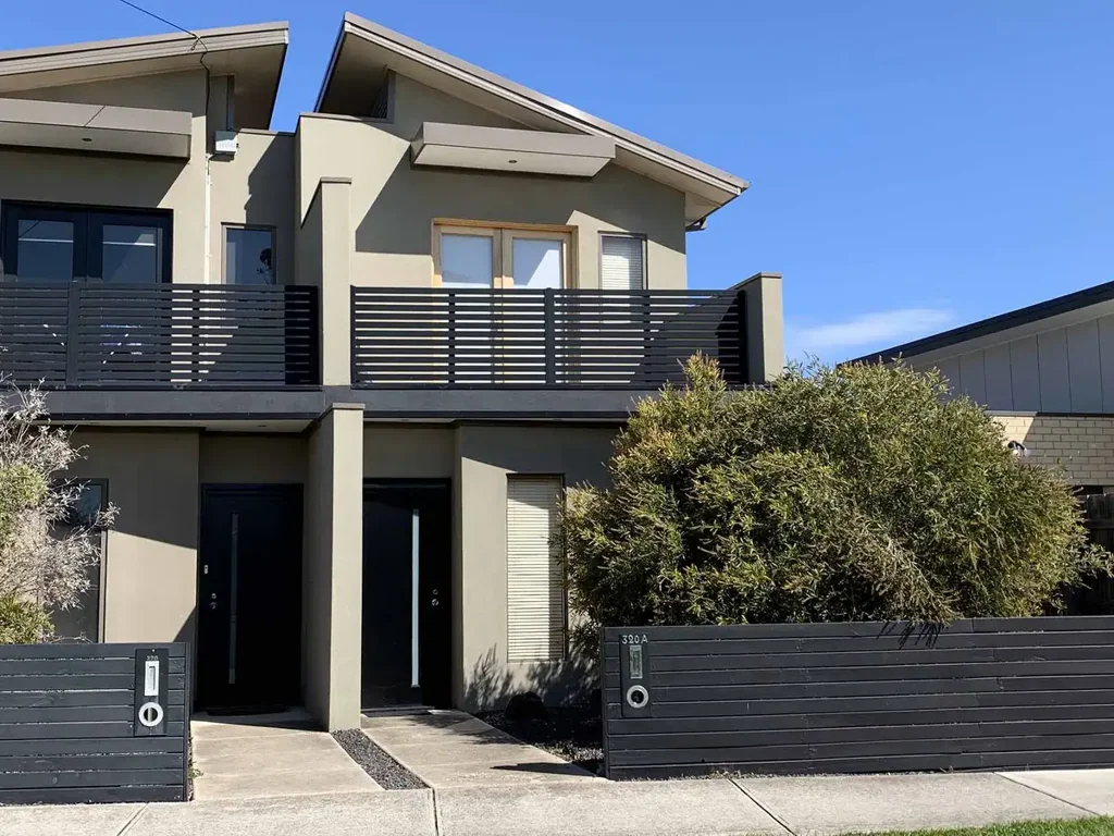MODERN STYLISH TOWNHOUSE- 2 BEDROOMS + 2ND LIVING OR LARGE STUDY