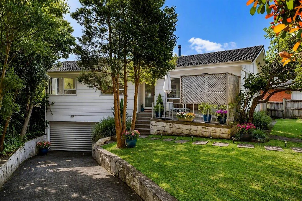Three bedroom house with close access to local...