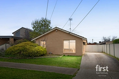 Wyndham Vale 4房 宽敞的家庭生活空间，带超大后院 Spacious Family Living with an Exceptional Backyard