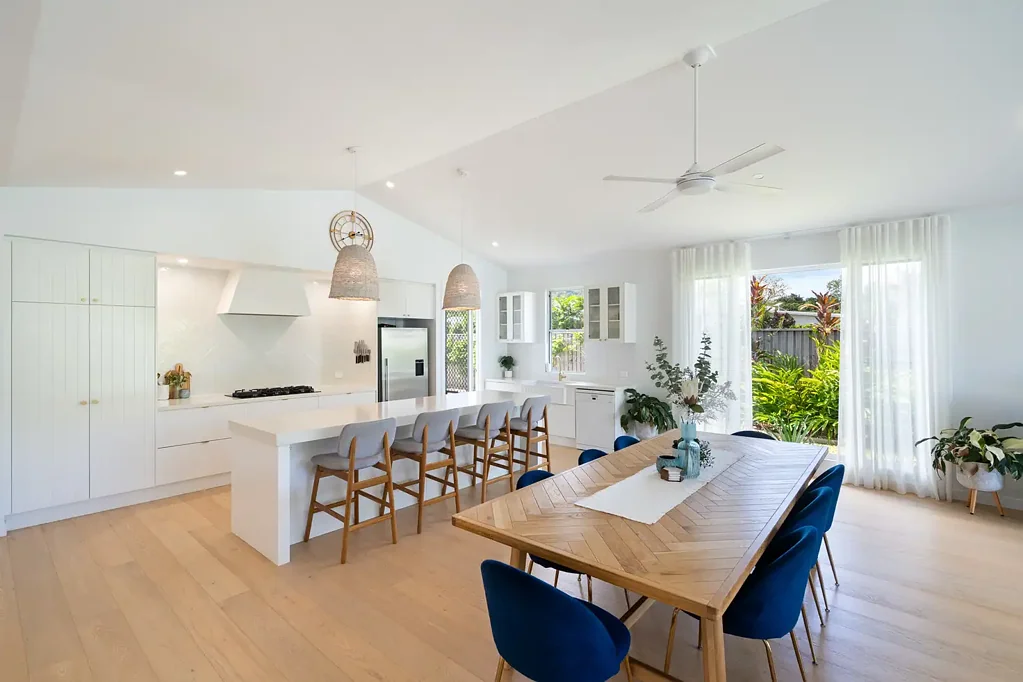 Palm Cove 3部屋 Refined coastal luxury with side access, moments from the beach.