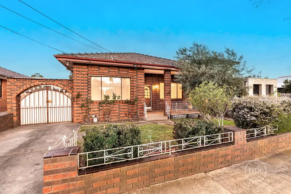 Thornbury 3房 街边停车位、后方 ROW 和 630 平方米地块……真是个好发现！ Off Street Parking, ROW At The Rear And A 630m2 Allotment…What A Find!