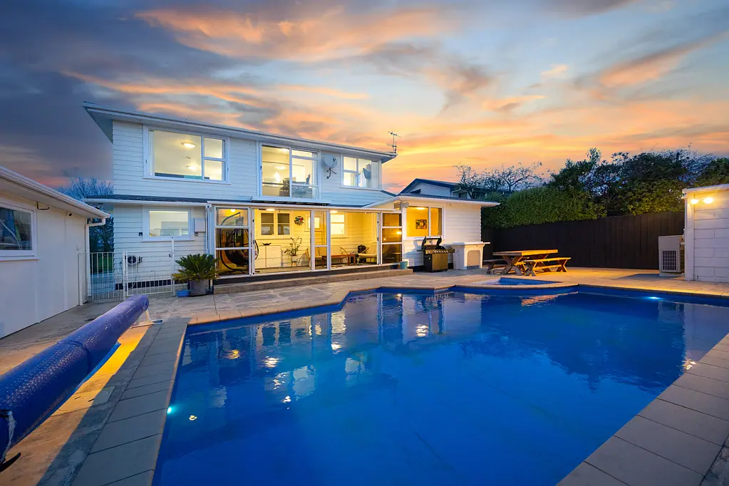 West End 6कमरा Riverfront Six-Bedroom Entertainer with Pool