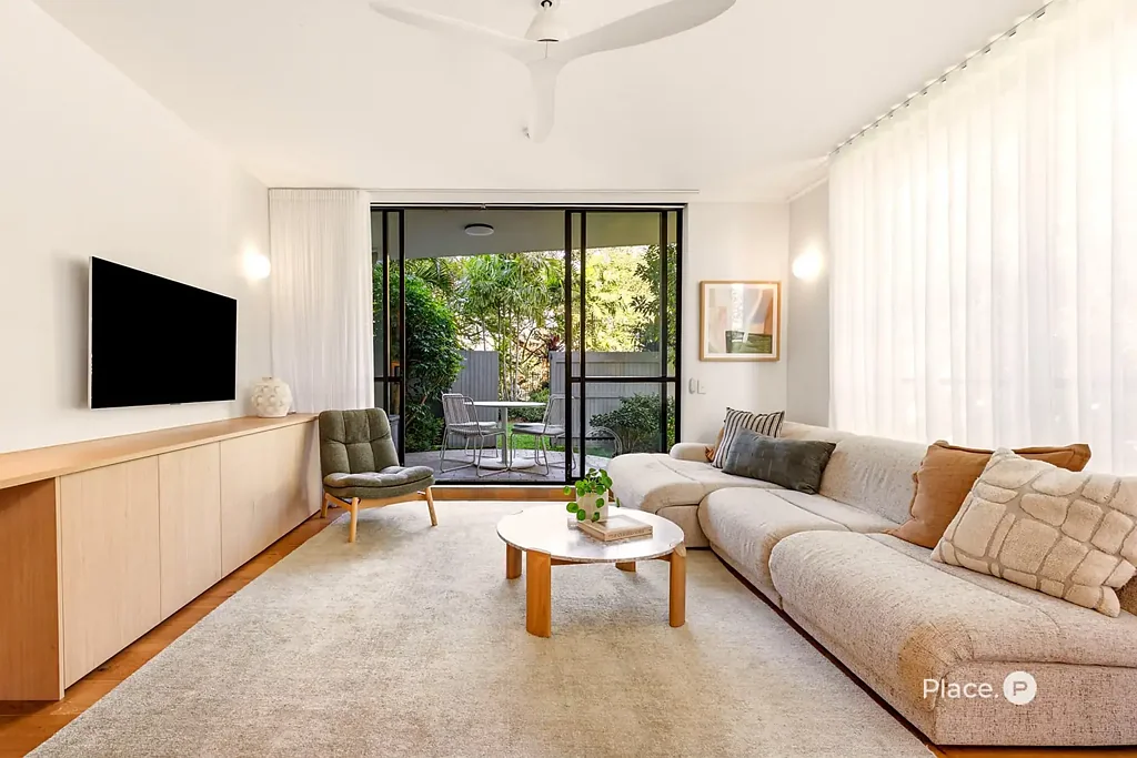 New Farm 2 Slaapkamer Beautifully Renovated Ground Floor Riverfront Living in Prestigious Oxlade Drive