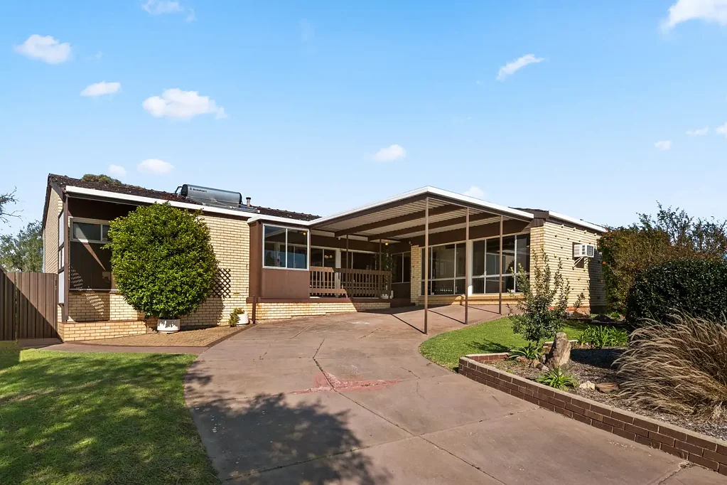 Hallett Cove 3Zimmer An elevated 700sqm allotment with 22.86m frontage and ocean views, this home presents many exciting opportunities