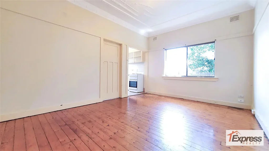 NEAT ART DECO TWO BEDROOM APARTMENT WITH WOODEN FLOORS