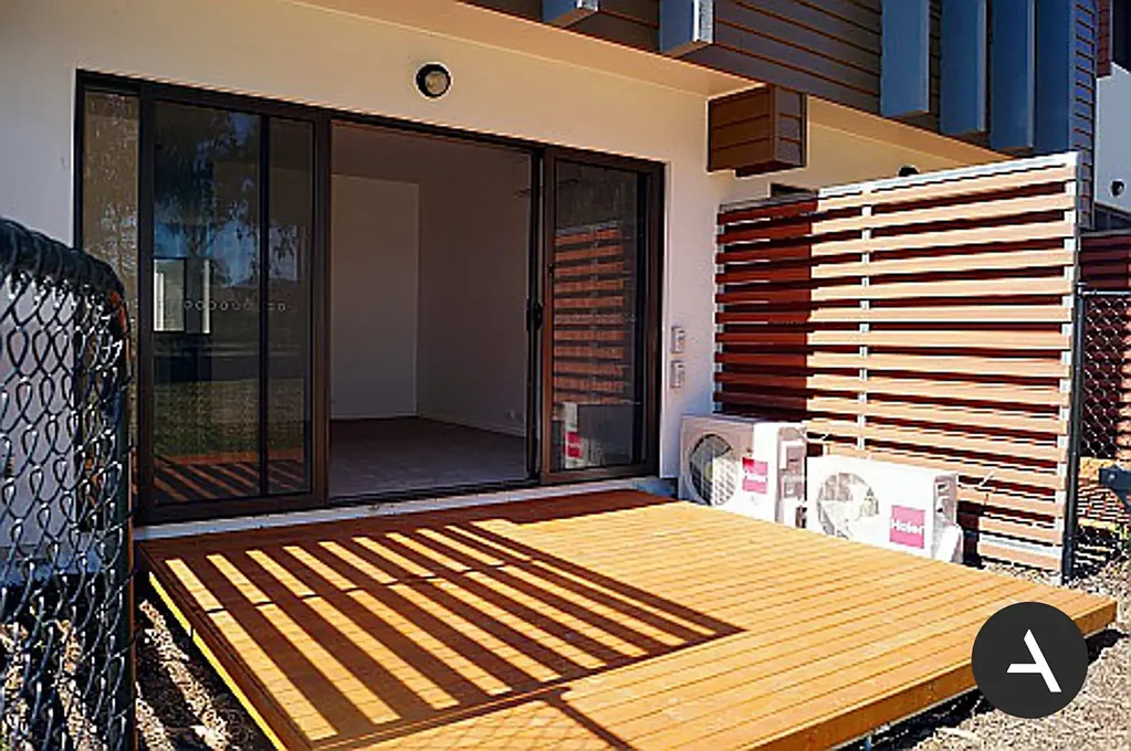 Modern Two-Storey Townhouse in Sought-After Crestwood