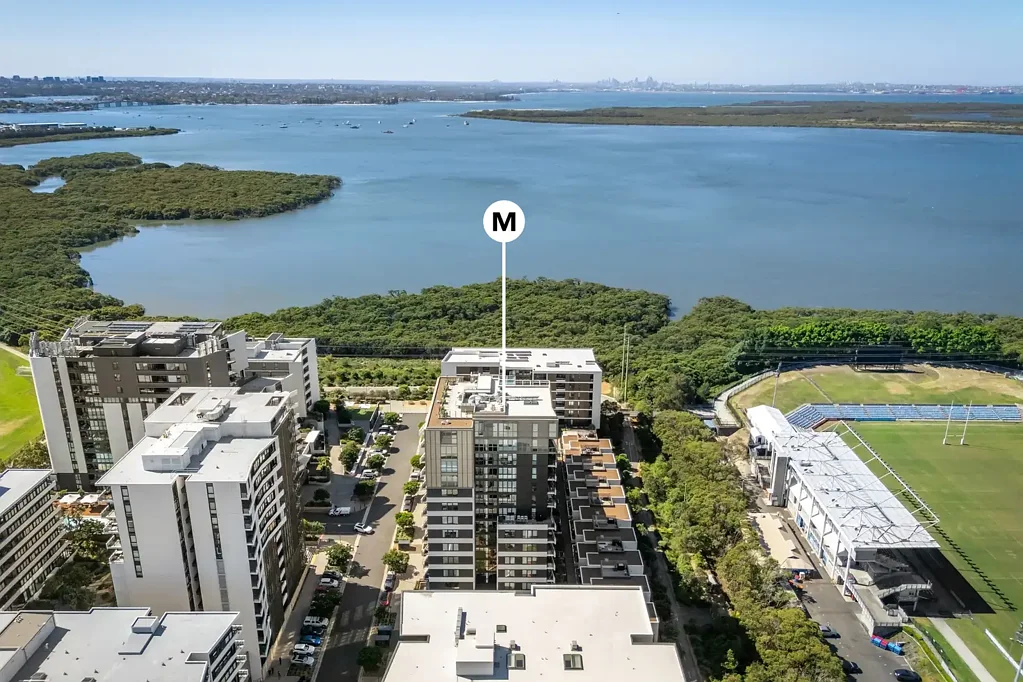 Woolooware 1房 Woolooware Bay瞰景阳台 开放式现代布局 Bosch集成厨房 游泳池水疗中心 健身房屋顶影院 地下车位储物 Resort-style apartment overlooking Woolooware Bay