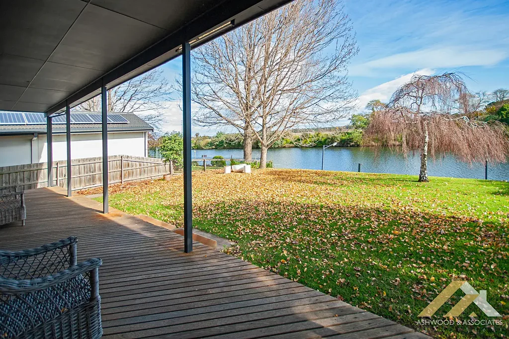 East Bairnsdale 4 Bedroom A RARE RIVERSIDE OFFERING