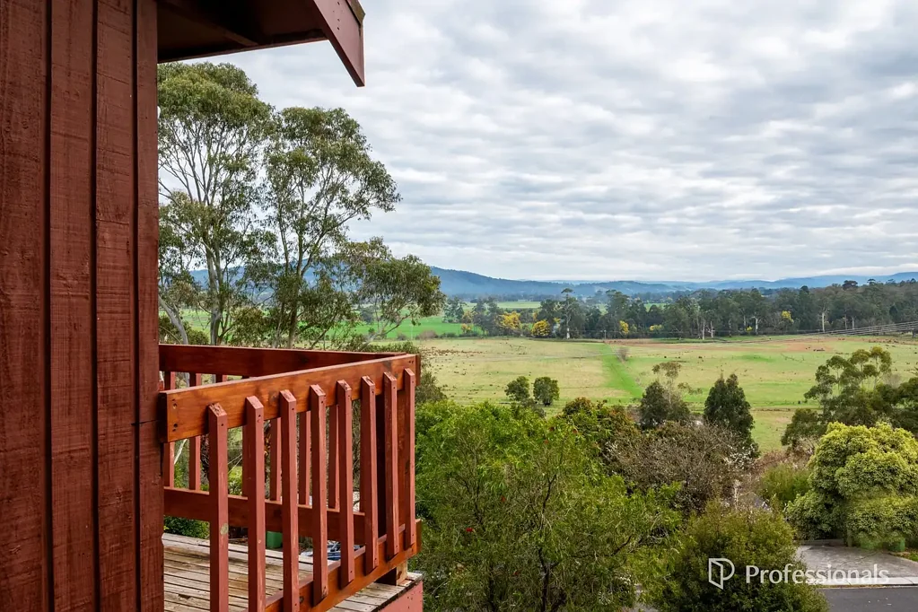 Woori Yallock 3બેડરૂમ ELEVATED LIVING WITH STUNNING VIEWS- IDEAL FIRST HOME OR INVESTMENT