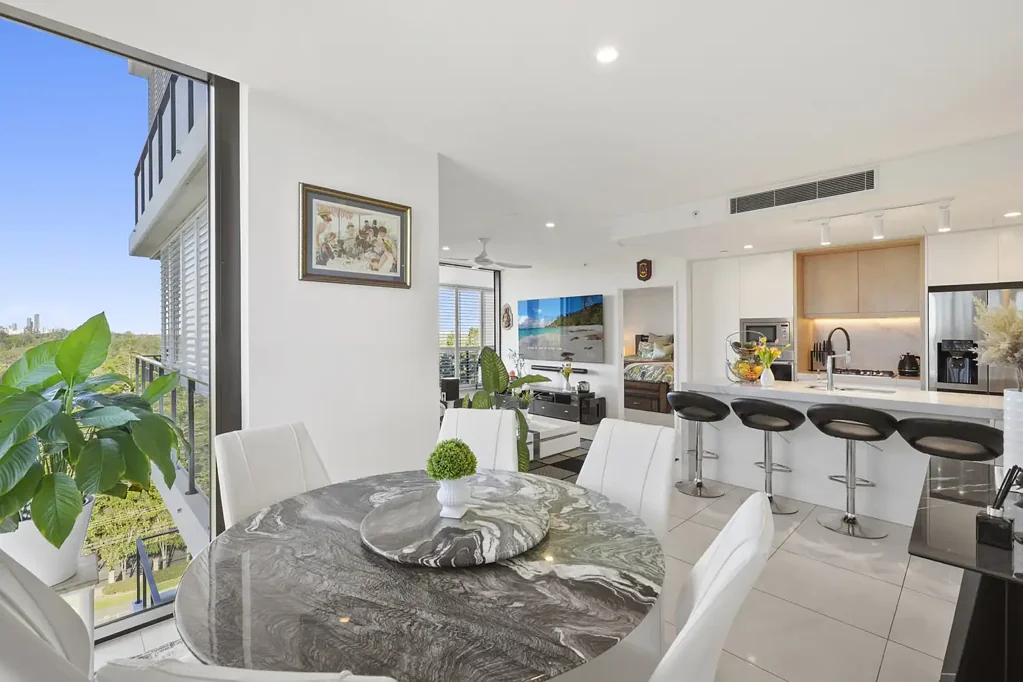 Benowa 2ห้องนอน East-Facing Vantage Apartment with Privacy, Storage & Standout Lifestyle Appeal