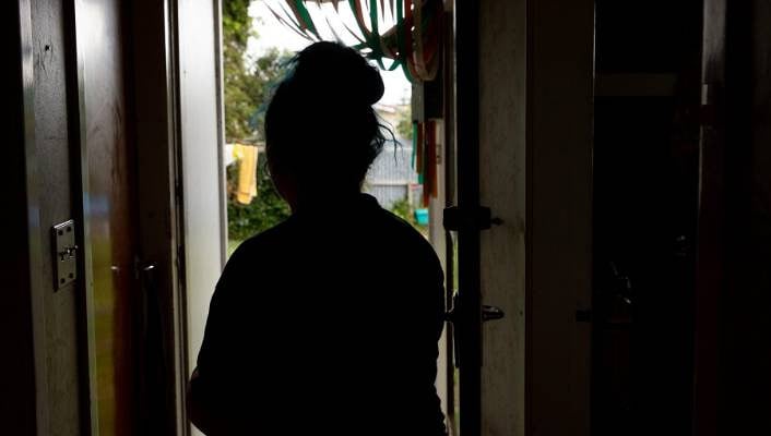 女子半夜洗澡发现有人站窗外拿手机偷拍,汉密尔顿警方仍在追踪该男子行迹