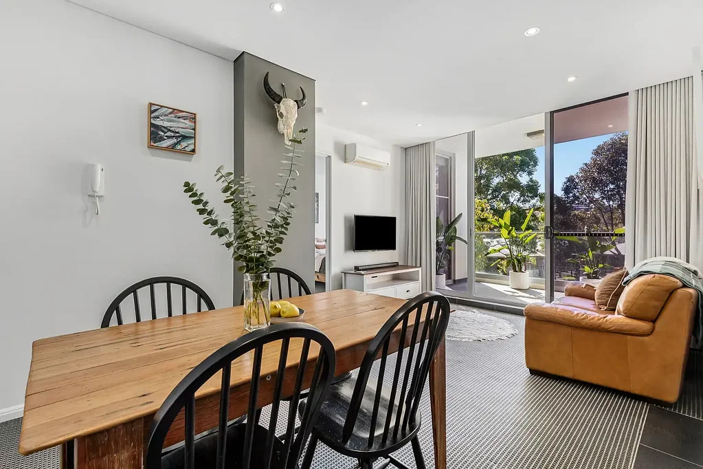 Warriewood 2房 阳光普照的绿洲提供悠闲的现代生活 Sun drenched oasis offers laidback modern living