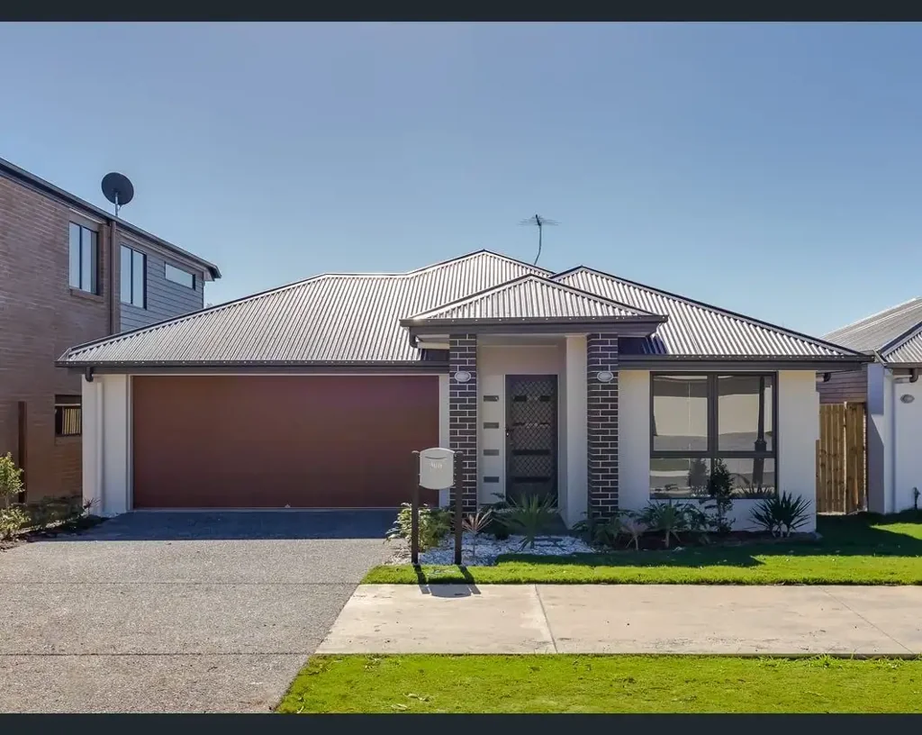 SPACIOUS 4 BEDROOM HOUSE WITH LARGE BACKYARD & TWO LIVING AREAS!