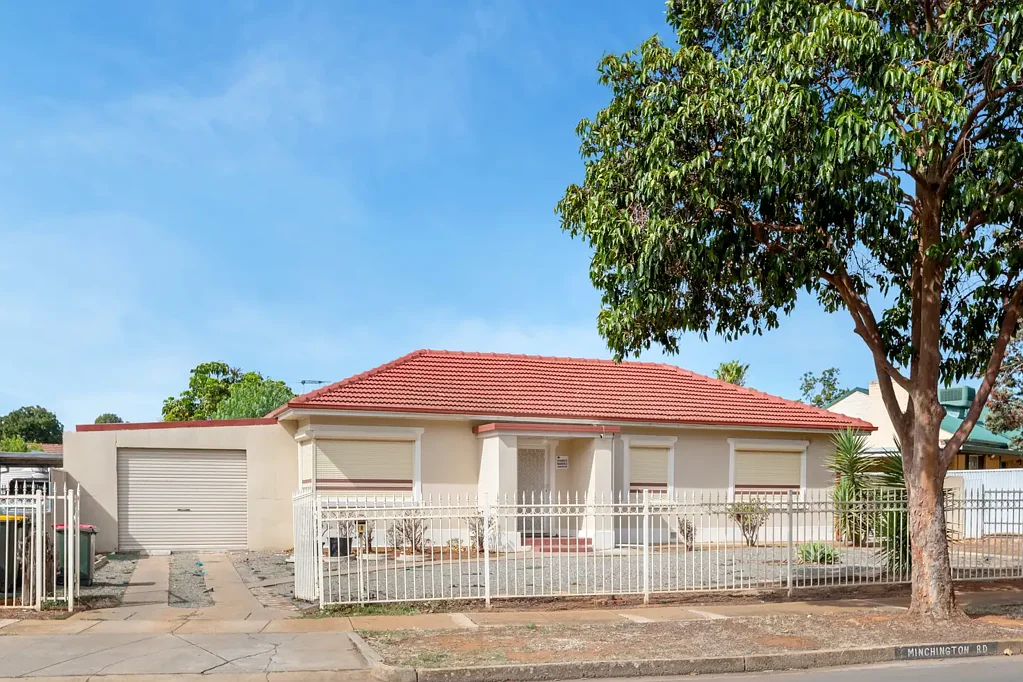 Elizabeth North 3침실 Stylish and updated family home set on an 822m 2 allotment!