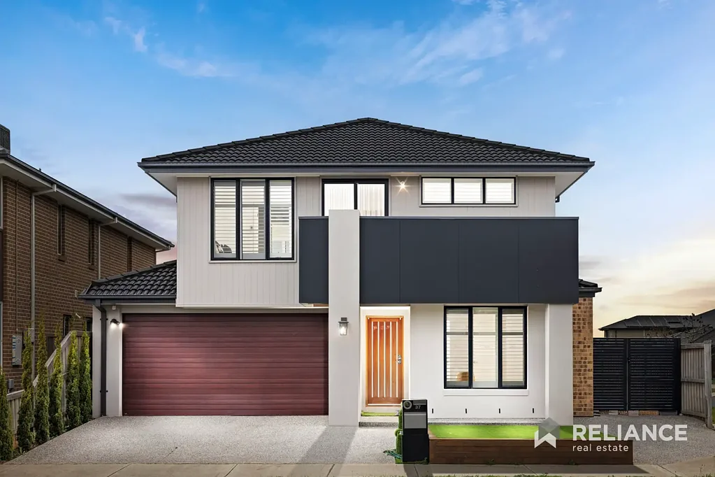 Tarneit 5房  Park-Facing Luxury with Dual Masters, Sheer Elegance & Exceptional Space