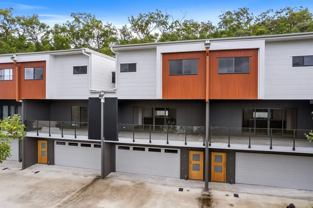 Mount Warren Park 4ห้องนอน **Modern 3 stories Living at Its Finest:**