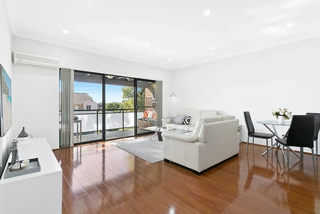 Spacious 2 Bedroom Unit, Fantastic Location!
