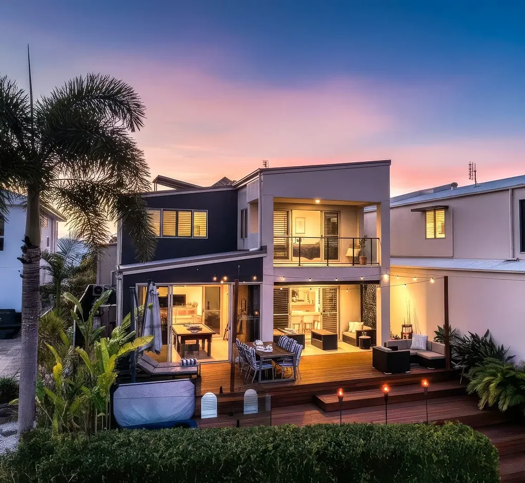 Parrearra 4房  Prime waterfront holding - One of Kawana Waters most exclusive enclaves.