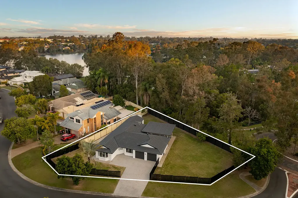 Forest Lake 4 Slaapkamer North-Facing Renovated Family Home on 1081m² Backing Reserve Parkland in Forest Lake